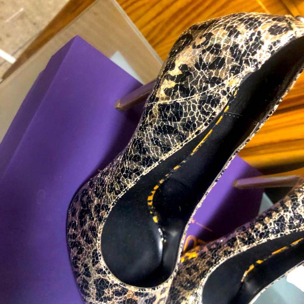 Guess shoe